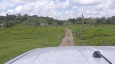 Bir arabanın tepesinden çiftlik manzarası