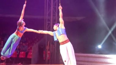  Sirkte gösteri yapan akrobatlar.