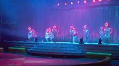  Güzel bir grup kız sahnede dans ediyor.