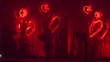 Sahnede farklı ışıklarla dans eden kızlar