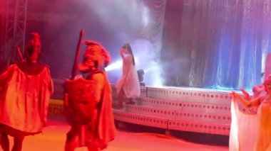 Kırmızı Işıklı Bir Sirkte Yunan Giysileri Giyen İnsanlar