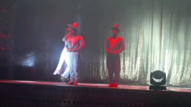 Takım Elbiseli ve Şapkalı İnsanlar Sirkte Dans Ediyor