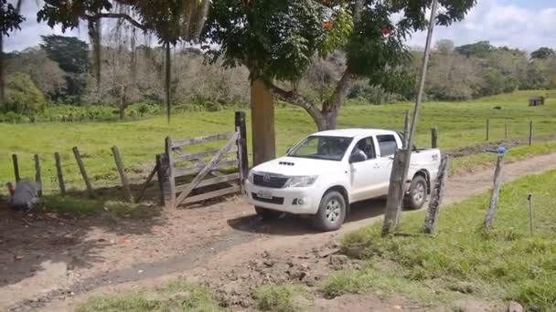 Автомобиль Въезжающий Через Старые Деревянные Ворота Ферме Южной Америке — стоковое видео