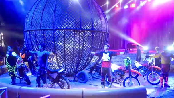 Motorrijders Rijden Ronde Ijzeren Kooi Hetzelfde Moment Een Circus — Stockvideo