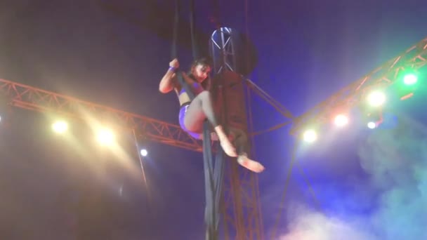 Vacker Brasiliansk Flicka Som Utför Akrobatik Med Hängande Dukar Front — Stockvideo