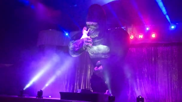 Falsa King Kong Circo Sosteniendo Una Chica — Vídeo de stock