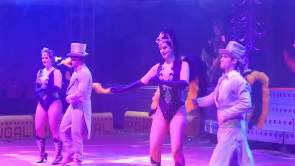 在马戏团的表演中跳舞的女孩和男孩 — 图库视频影像