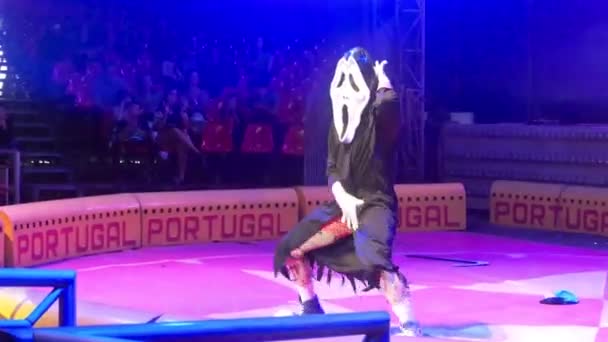 Mec Portant Masque Cri Moquant Clown Dans Cirque — Video