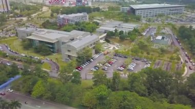 Johar Bahru 'da açık otoparkı olan birkaç modern bina - Aerial View - Hızlı Dolly Lef