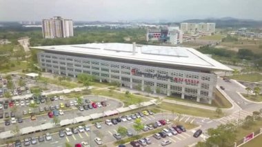 Johar Bahru 'da açık otoparkı olan büyük bir üniversite kampüsü - Hava manzaralı - Dolly Left.