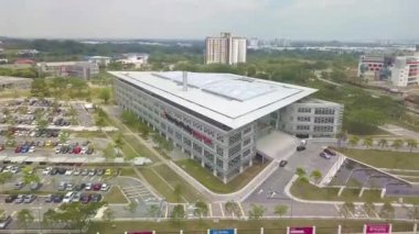  Johar Bahru 'da açık otoparkı olan büyük bir Beyaz Üniversitesi Kampüsü - Hava Manzarası - Dolly Left.