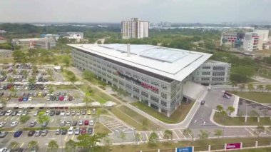 Johar Bahru 'da açık otoparkı olan büyük bir Beyaz Üniversitesi Kampüsü - Hava Görüntüsü - Soldan Hareketli