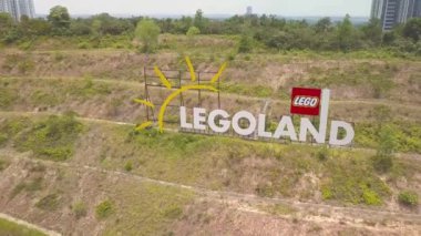 Yeşil tepedeki Legoland logosunun önü. 