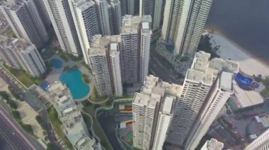 Yüzme Havuzu Olan Beyaz Konut Yüksek Binalarının Yan Bakış Alanı Uzaklaşıyor ve Sağda.