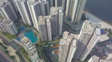 Yüzme havuzlu Beyaz Konut Yüksek Binalarının Yan Görünümü - Sağa Taşıma.