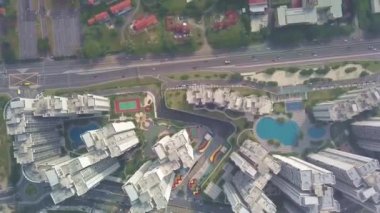 Bir otobanın yanındaki Beyaz Hekimler Yüksek Binası 'nın Manzarası.