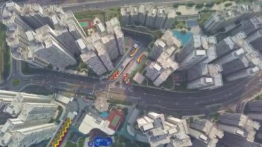 Adanın en iyi manzaralı beyaz yerleşim yerinin yüksek binaları Crane Up