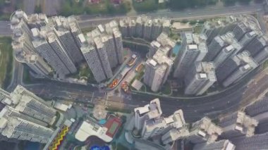  Bir adadaki Beyazların Yüksek Binalarının Üst Görünümü - Yavaş Cephe Hareketi