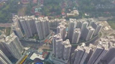 Adaya doğru ilerleyen bir grup beyaz yerleşim yüksek binasının en üst görünümü