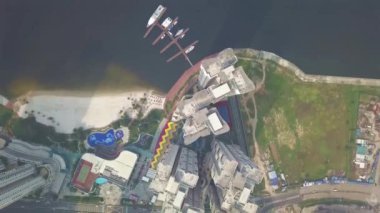  Deniz Kenarı Bir Konut Apartmanı Projesinin Üst Görünümü - Geri Taşınma