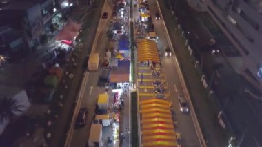 Johor Bahru 'daki bir açık hava gece pazarının havadan görüntüsü - ileriye dönük.
