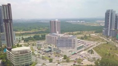  Tropikal bir şehirde hareketlenen modern bir hastane manzarası - Aerial - Front Dolly