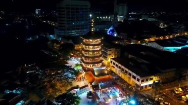 Kota Kinabalu-Malezya 'da bir Çin Tapınağı Gece Manzarası
