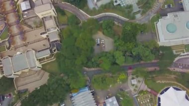 Kuala Lumpur 'daki Malezya Ulusal Camii' nin yakınındaki Gökyüzü - Crane Down