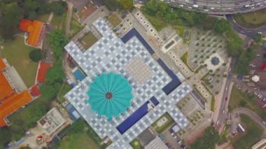 Kuala Lumpur 'daki Ulusal Malezya Camii' nin Gökyüzü - Crane Down