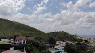 Yeşil Tropikal Dağ 'ın Önündeki Modern Evler - Havadan Bakış - Geri Dönüş.