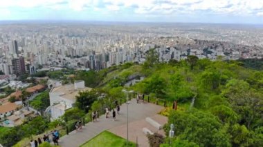 İnsanlar bir şehir manzarasına doğru bakıyorlar - Aerial - Left Dolly.