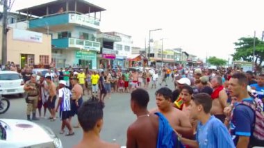 Brezilya polisi Florianopolis 'te bir sokakta insanlarla kavga ediyor