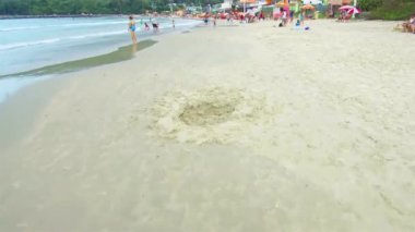 Kumdan bulutlu bir sahile doğru yanaş.