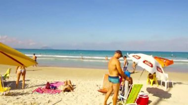 Brezilya 'da insanlarla dolu bir plaja doğru yürüyorum - Floripa