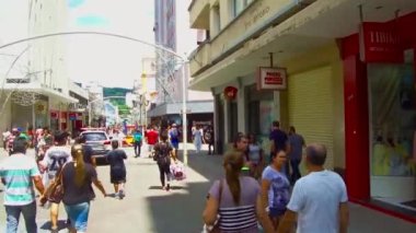 Florianopolis, Brezilya 'da kalabalık bir şehir merkezinde yürüyen insanlar.