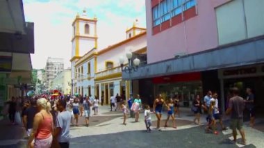 Florianopolis, Brezilya 'da kalabalık bir şehir merkezinde yürüyen insanlar.