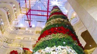 Alışveriş merkezindeki devasa Noel Ağacı