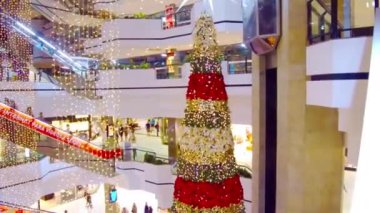 Alışveriş merkezindeki devasa Noel Ağacı 