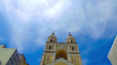 Florianopolis 'in merkezindeki Eski Sarı Kilise' den uzaklaşan eski bir Portekizli