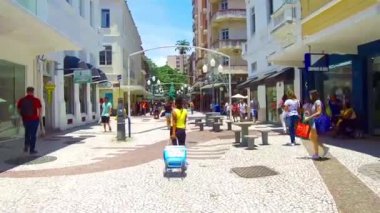  Gün boyunca Florianopolis Brezilya şehir merkezinde tekerlekli bavuluyla dolaşan bir kız..