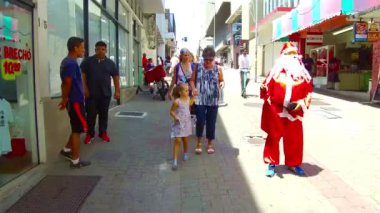 Florianopolis şehir merkezinde Noel Baba gibi giyinmiş bir adam..