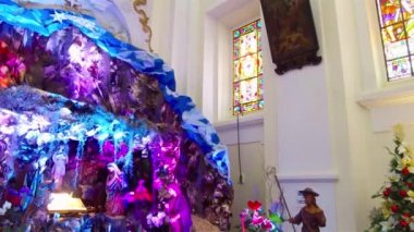  Brezilya 'da eski bir Portekiz kilisesinde Noel süsleri yaktım..