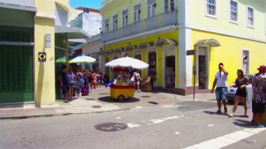 Florianopolis, Brezilya 'da kalabalık bir şehir merkezinde alışveriş yapan insanlar.