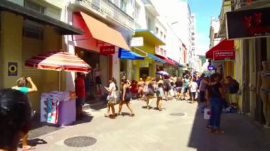 Florianopolis, Brezilya 'da kalabalık bir şehir merkezinde yürüyen insanlar