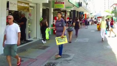 Dükkanlar ve satıcılar sokakta bir şeyler satıyor.