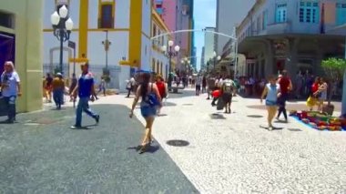 Florianopolis şehrindeki eski bir şehir merkezinin kavşağında yürüyorum..