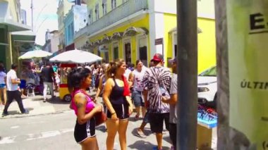 Florianopolis, Brezilya 'da kalabalık bir şehir merkezinde yürüyen insanlar.