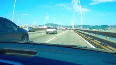 Ada şehrine doğru giden bir köprüde