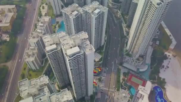 Vue Latérale Des Hauts Bâtiments Résidentiels Blancs Avec Piscine Marina — Video