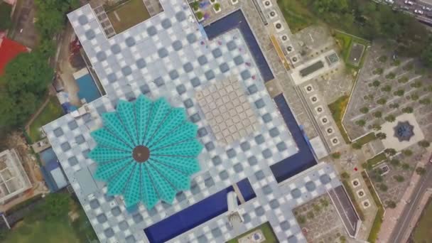 クアラルンプールのマレーシア国立モスクのトップビュー クレーンアップ — ストック動画